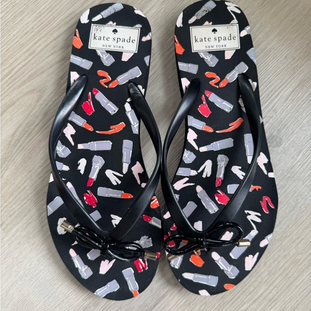 Kate Spade Black Flip Flops Sandals with Lipstick Print Gold Spade Size 8 - Picture 1 of 5